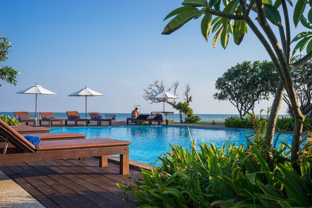 I Tara Resort & Spa Haad Chao Samran Buitenkant foto