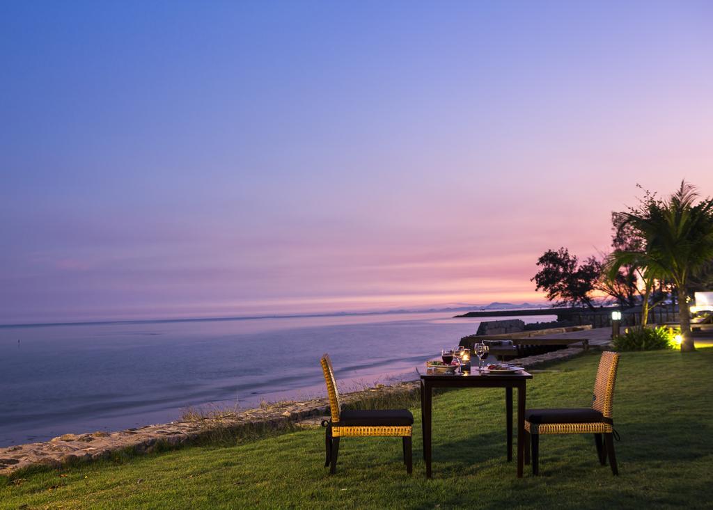 I Tara Resort & Spa Haad Chao Samran Buitenkant foto